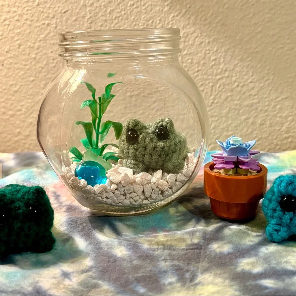 Handmade tiny frog crochet desk pets with tank